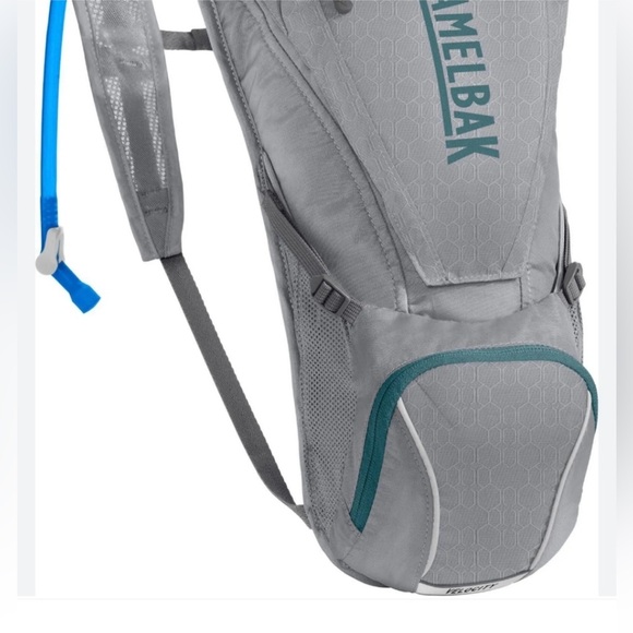 Camelback velocity 70 oz. No bladder - Picture 2 of 5
